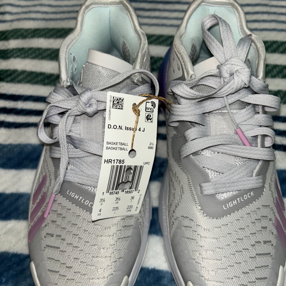 Size 4 US basketball sneakers for kids. Never worn. Without box.